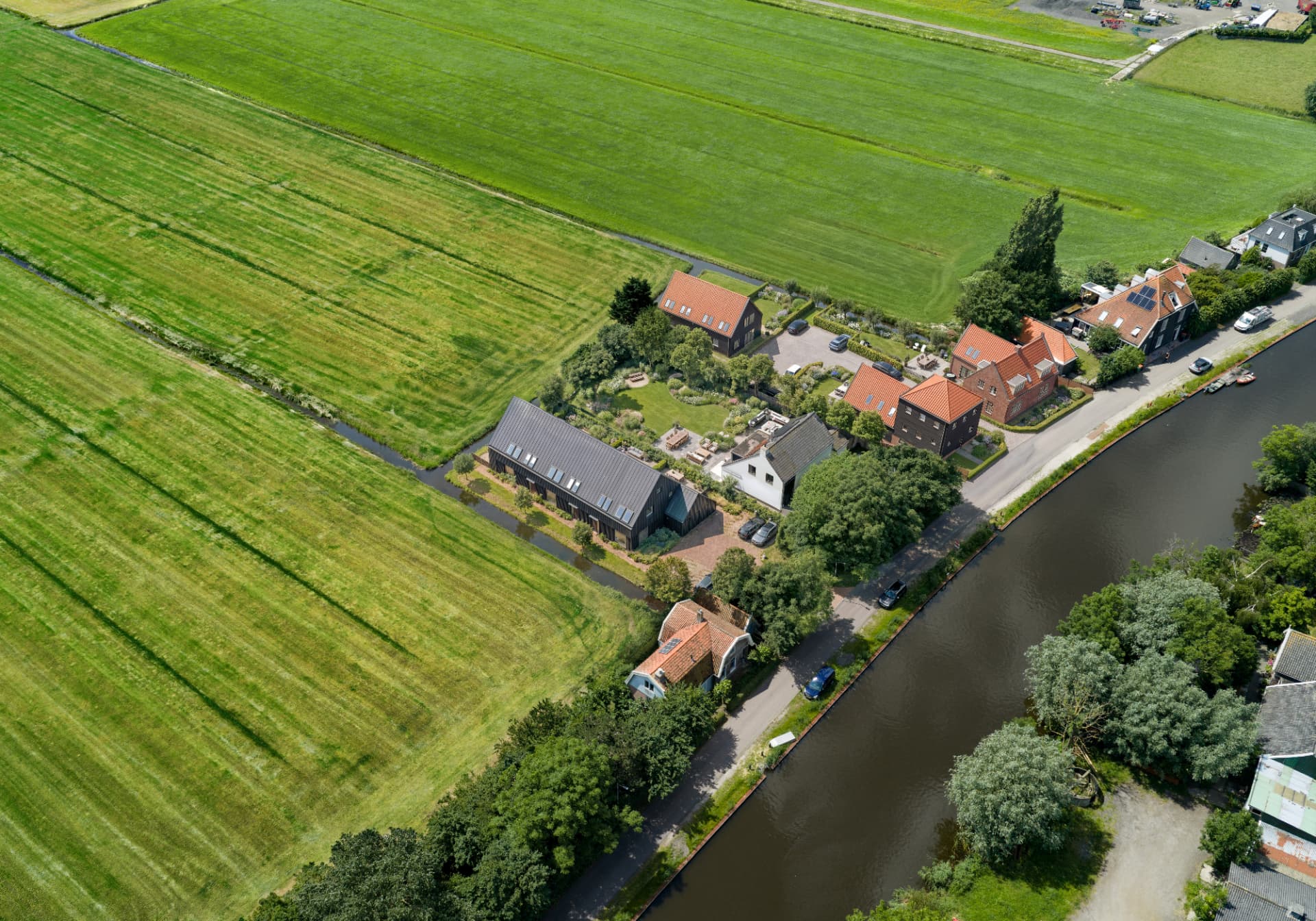 Luchtfoto van de Broekermeerdijk met het project, de vaart en de omliggende polder