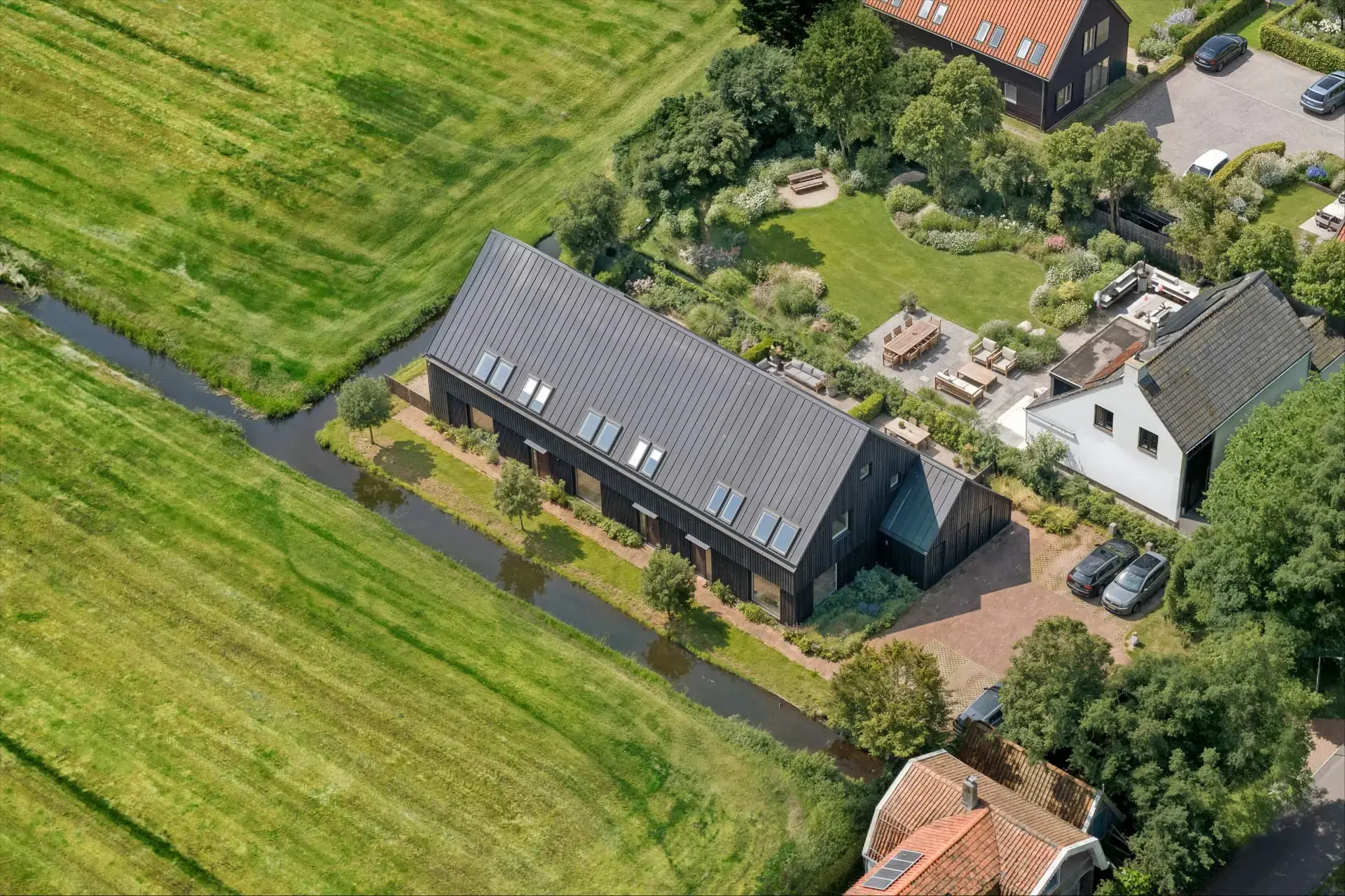 Luchtfoto van 16D Polderzicht met tuin, erf en omliggende weilanden