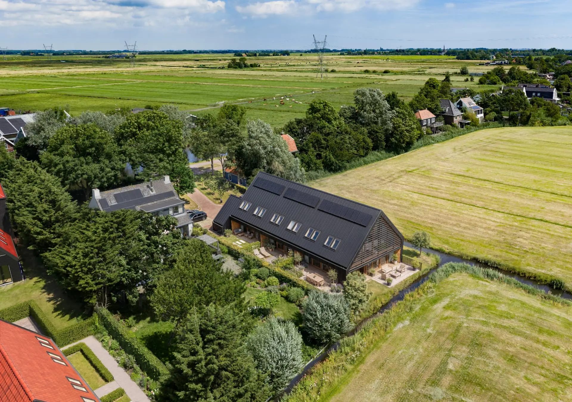 Luchtfoto van 16D Polderzicht met omliggende weilanden en water